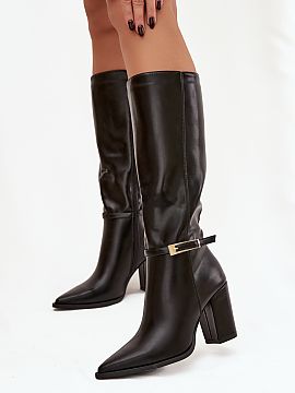 Cizme cu toc Step in style  Cizme de damă fabricate din piele ecologică sunt o propunere elegantă pentru zilele mai reci. Plasate pe un toc stabil de tip stiletto, s