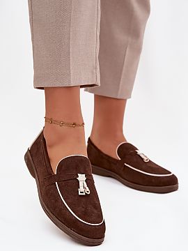 Mocasini Step in style  Elegante loafers de damă realizate din piele ecologică. Modelul cu toc plat garantează confortul pe tot parcursul zilei, iar detaliul sub