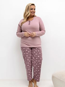 Pajama Plus Size Forever Pink  Pijamalele pentru femei de mărime plus sunt un set confortabil format dintr-o bluză și pantaloni lungi. Partea de sus constă într-o blu