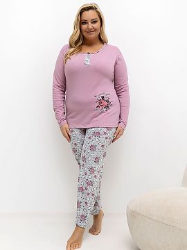 Pajama Plus Size Forever Pink  Pijama de damă plus size este un set confortabil și elegant format dintr-o bluză cu mâneci lungi și pantaloni lungi. Bluza are un decol