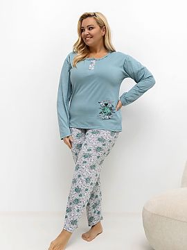 Pajama Plus Size Forever Pink  Pijama de damă plus size este un set confortabil și stilat format dintr-o bluză cu mâneci lungi și pantaloni lungi. Bluza are guler rot