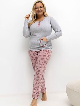 Pajama Plus Size Forever Pink  Pijamale damă plus size este un set confortabil și versatil creat cu gândul la confortul maxim și stilul feminin. Setul include o bluză