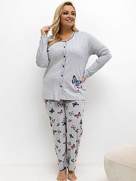Pajama Plus Size Forever Pink  Pijama pentru femei de mărime mare este un set elegant și confortabil format dintr-o bluză și pantaloni. Partea de sus are un decolteu r