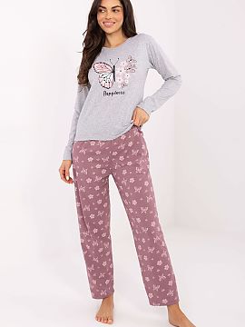 Pijama Forever Pink  Pijama de damă este un set fermecător, format din două piese, care combină confortul cu o estetică feminină și delicată. Bluza cu m�