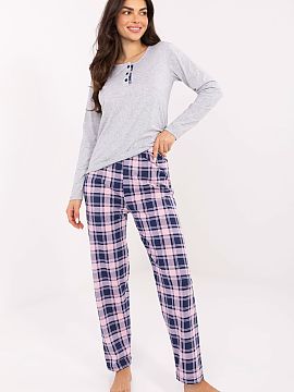 Pijama Forever Pink  Pijama de damă este un set confortabil format din două piese, compus dintr-o bluză și pantaloni. Bluză are un decolteu rotund, mâneci 