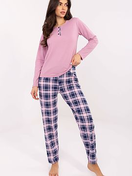 Pijama Forever Pink  Pijama de damă este un set confortabil format din două piese, constând dintr-o bluză și pantaloni. Bluză are un decolteu rotund, mâne