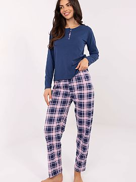 Pijama Forever Pink  Pijama de damă este un set confortabil format din două piese, compus dintr-o bluză și pantaloni. Bluză are un decolteu rotund, mâneci 