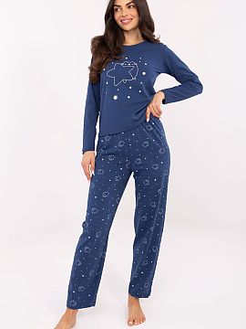 Pijama Forever Pink  Pijama de damă formată dintr-o bluză și pantaloni lungi, confecționată din materiale moi și confortabile, perfecte pentru odihnă de 