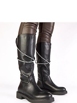 Cizme Solea  Descoperiți eleganța și stilul cu cizmele negre decorate cu o curea cu zirconii Roisin de la marca renumită Gemre. Aceste cizme plate su