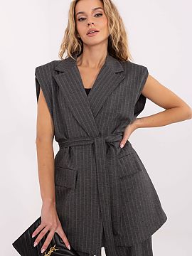 Vestă Rue Paris  Vesta de damă elegantă din material este alegerea perfectă pentru ocazii speciale și pentru muncă, atunci când îți dorești să îmb