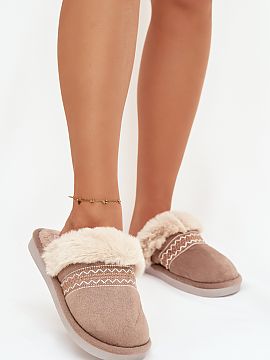 Papuci Step in style  Papuci dintr-o țesătură moale sunt un model confortabil creat cu gândul la confortul zilnic. Blănița delicată și broderia decorativ�