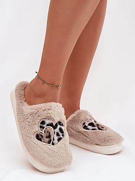 Papuci Step in style  Papuci de damă de blană decorate cu inimioare sunt un model confortabil ideal pentru zilele reci. Tălpicul moale asigură confort ridicat