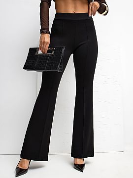 Pantaloni de trening Rue Paris  Pantaloni de trening moi confecționați dintr-un material similar untului, extrem de delicat, elastic și plăcut la atingere. Modelul se c