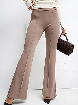 Pantaloni de trening Rue Paris  Pantaloni de trening moi, realizați dintr-un material similar untului, extrem de delicat, elastic și plăcut la atingere. Modelul se carac