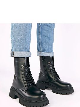 Workery Solea  Botinele moderne cu talpă platformă sunt o propunere ideală pentru femeile care apreciază combinația între aspectul la modă și confo