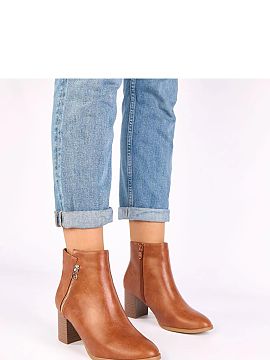 Cizme cu toc Solea  Botinele clasice cu o broderie decorativă pe partea exterioară sunt combinația perfectă între eleganță și confort. Realizate din pie