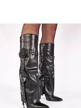 Cizme cu toc Solea  Cizmele cu tălpile răsucite, curele decorative și o roză spectaculoasă sunt o propunere pentru femeile care apreciază combinația de e