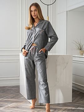 Pijama L&L collection  Această pijama de damă unică îmbină eleganța, confortul și calitatea înaltă a lucrării. Cămașa, cu nasturi și mâneci lungi, es
