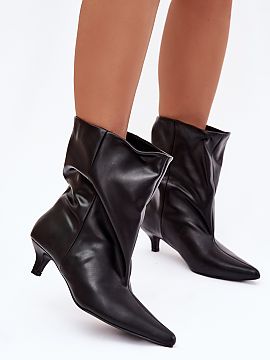 Cizme cu toc Step in style  Botinele de damă realizate din piele ecologică încântă cu un stil modern, dar în același timp clasic. Branțul lejer le conferă un c