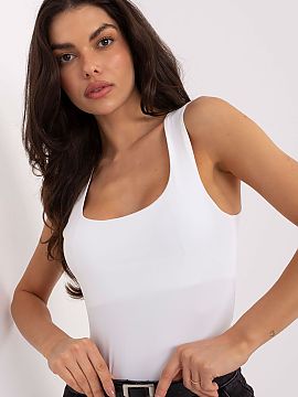 Top Sublevel  Tricoul basic în stil casual este un element universal al garderobei, ideal pentru zi de zi și pentru stilizări în straturi. Realizat di