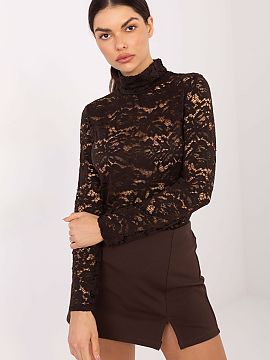 Bluzka Italy Moda  O bluză elegantă din dantelă cu croială mulată, ideală pentru ocazii speciale și întâlniri elegante. Realizată din materiale de î