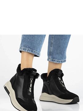 Botine cu platformă Solea  Descoperiți cizmele negre unice pe platformă din piele naturală cu blăniță Dorie de la Filippo, combinând perfect eleganța, confortu