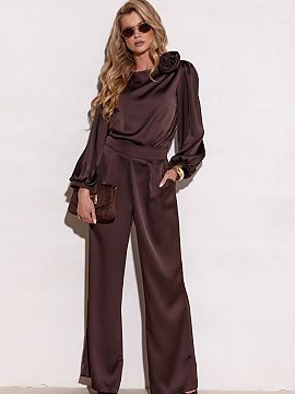 Bluzka Roco Fashion  Bluza Evelyn este un model creat din material satinat, care conferă stilului o aparență extrem de elegantă și luxoasă. Gulerul rotund 