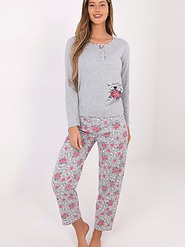 Pijama Forever Pink  Pijama pentru femei este un set confortabil și stylish format dintr-o bluză cu mâneci lungi și pantaloni lungi. Bluza are un decolteu ro