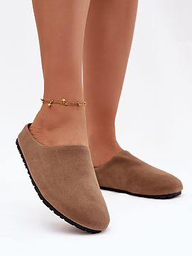 Papuci Step in style  Papuci de damă din imitație de catifea ecologică. Modelul este plasat pe o talpă mai groasă, care asigură o izolație și stabilitate 