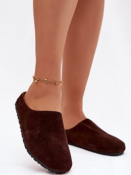 Papuci Step in style  Papuci de damă confecționați din piele ecologică. Modelul este plasat pe o talpă mai groasă, care asigură o izolație și stabilitate