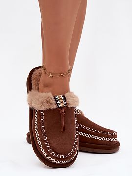 Papuci Step in style  Papuci de damă din piele ecologică. Broderia subtilă care decorează partea superioară conferă modelului un accent stilistic, astfel î