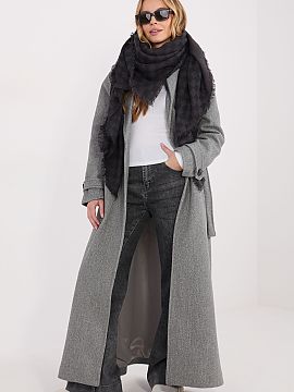 Şal AT  Eşarfa realizată dintr-un amestec de înaltă calitate de viscoză și lână impresionează prin structura plăcută la atingere și fini