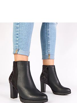 Botine cu toc Solea  Prezentăm botinele negre cu toc subțire și spate brodat Ambre, care sunt o alegere excelentă pentru orice femeie care apreciază stilul 