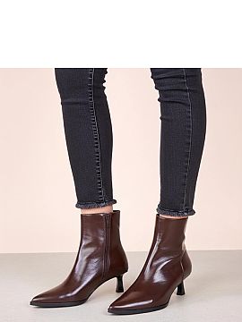 Botine cu toc Solea  Prezentăm cizmele maro cu toc de tip păpușă Mordi de la marca renumită Gemre, care reprezintă o combinație perfectă între eleganț�