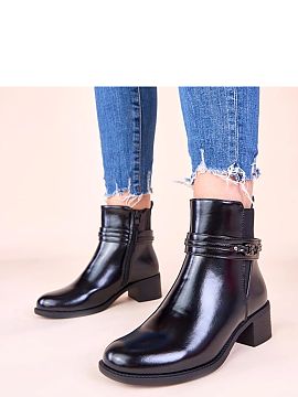 Botine cu toc Solea  Descoperă eleganța și confortul cu botinele noastre negre cu toc și curea decorativă Lilua. Aceste botine elegante cu toc sunt alegerea