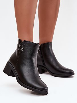 Botine cu toc Step in style  Botinele de damă din piele ecologică sunt o propunere confortabilă și elegantă pentru zilele mai reci. Plasate pe un toc sub formă de 