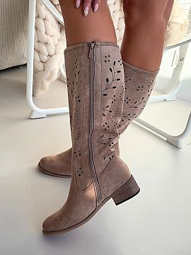 Cizme perforate Step in style  Cizmele dantelate pentru femei sunt o propunere impresionantă pentru femeile care apreciază detaliile originale. Modelul plasat pe un toc 