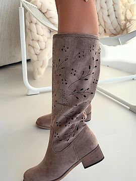 Cizme perforate Step in style  Cizmele dantelate pentru femei sunt o propunere impresionantă pentru femeile care apreciază detalii originale. Modelul plasat pe un toc st