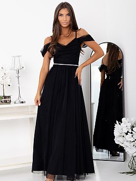 Rochie lungă With You  Rochia neagră de seară cu decupaj și umeri descoperiți este quintesența eleganței și feminității. Realizată dintr-un material ușo