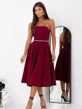 Rochie de seară With You  Rochia elegantă fără bretele este o propunere care combină forma clasică cu detalii spectaculoase. Modelul este închis cu un fermoar a