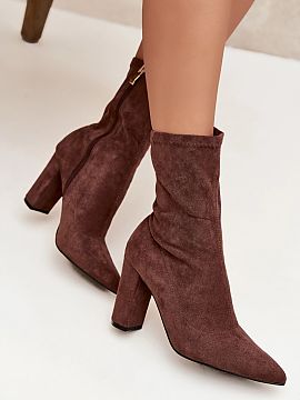 Botine cu toc Step in style  Botine elegante pentru femei din piele ecologică sunt un model care va sublinia orice stilizare. Plasate pe un toc stabil de tip coloană, 