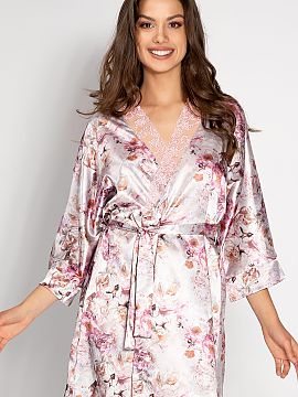 Cămaşă de noapte Momenti Per Me  O fustă scurtă cusută din satin de înaltă calitate. Mâneci finisate cu manșete. Se leagă în talie. Conceput și cusut în Polonia. 