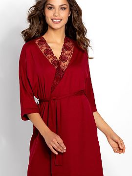 Cămaşă de noapte Momenti Per Me  Rochie de toaletă din țesătură netedă, cu mâneci 3/4 și cravată în talie. Rochie de toaletă cu ornamente de dantelă.