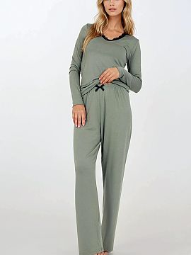 Pijama Momenti Per Me  Pijamale două piese, proiectate cu eleganță și confort în minte. Decolteu în vârf, subtil finisat cu dantelă, îi adaugă farmec fem