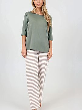 Pijama Momenti Per Me  Pijama două piese cu o stilistică elegantă, creată cu gândul la confort și aspectul feminin. Guler rotund și mâneci 3/4 îi conferă