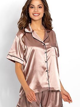 Pijama Momenti Per Me  Vintage Style Carmel este o pereche extrem de elegantă de pijamale din satin de înaltă calitate, care se așează frumos pe siluetă. Fin