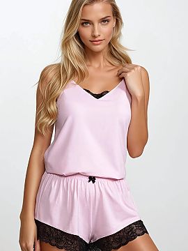 Pijama Momenti Per Me  Pijama de damă cu bretele subțiri și picior scurt Laura, de culoare roz. Chiloțel neted, cu croială lejeră, cu decor de dantelă la de