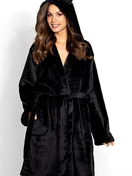 Cămaşă de noapte Momenti Per Me  Kitty este un halat de baie cald și foarte plăcut la atingere, de culoare neagră. O croială clasică, cu mâneci lungi și cravată în 