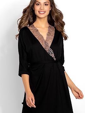 Cămaşă de noapte Momenti Per Me  Rochie de toaletă din țesătură netedă, cu mâneci 3/4 și cravată în talie. Rochie de toaletă cu ornamente de dantelă.