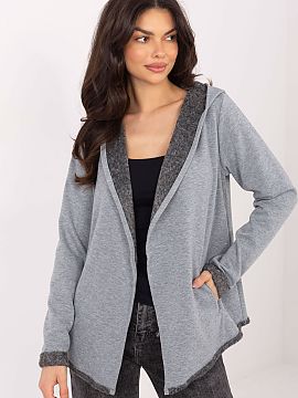 Bluza Sublevel  Bluza de damă în stil casual este o propunere confortabilă și elegantă pentru ziua de zi. Modelul fără închidere, cu guler întors, 